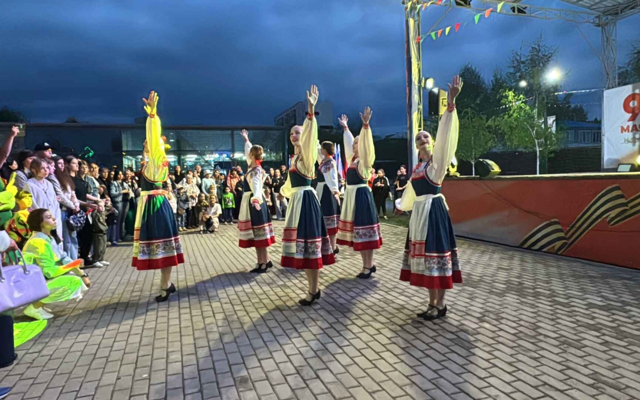 Музыка и танец Победы: как прошли концерты в парках «Арлекино» и  «Лесная сказка»