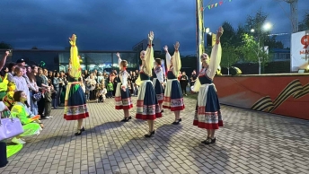 Музыка и танец Победы: как прошли концерты в парках «Арлекино» и  «Лесная сказка»
